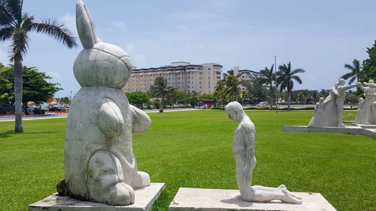Replicas of MUSA statues on Blvd. Kukulkan, Cancun, Quintana Roo. I told you to not trust the bunny.
